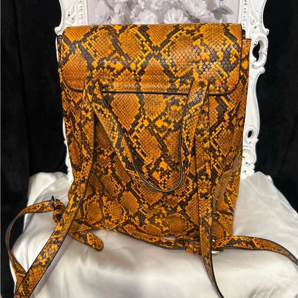 🧡Orange Snake Print faux leather Backpack🧡